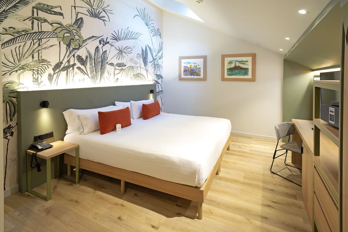 Double Room (Attic) | ตู้นิรภัยในห้องพัก, โต๊ะทำงาน, ห้องเก็บเสียง, เปล/เตียงเด็กอ่อน (ฟรี)