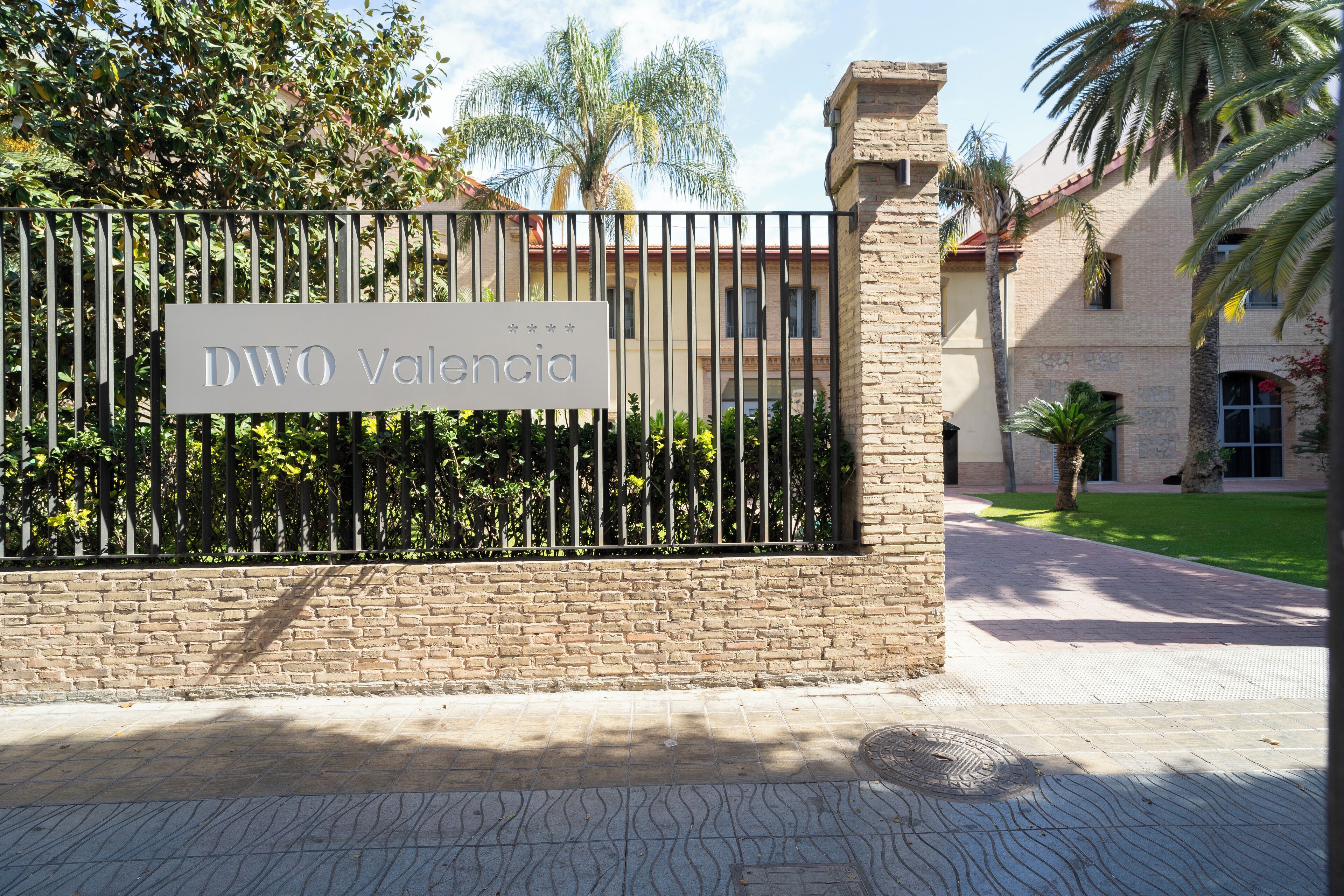 Una entrada con puerta y letrero que dice "DWO Valencia".