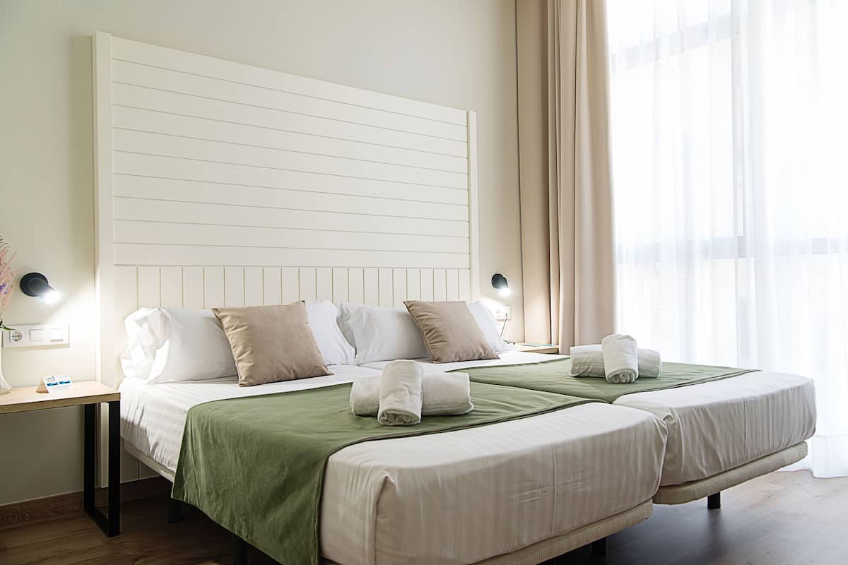 1 habitación, caja de seguridad en la habitación y escritorio
