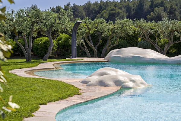 Piscine extérieure, parasols de plage, chaises longues