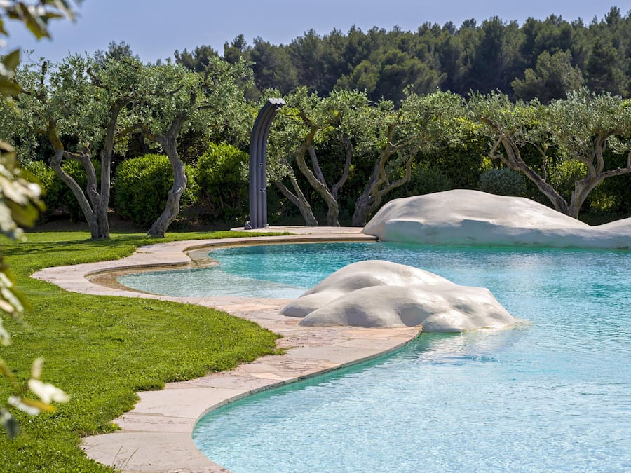 Piscina externa, guarda-sóis, espreguiçadeiras