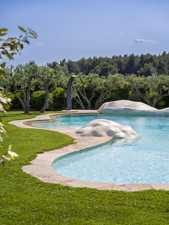 Outdoor pool, pool umbrellas, pool loungers. Mas de l'Oulivié