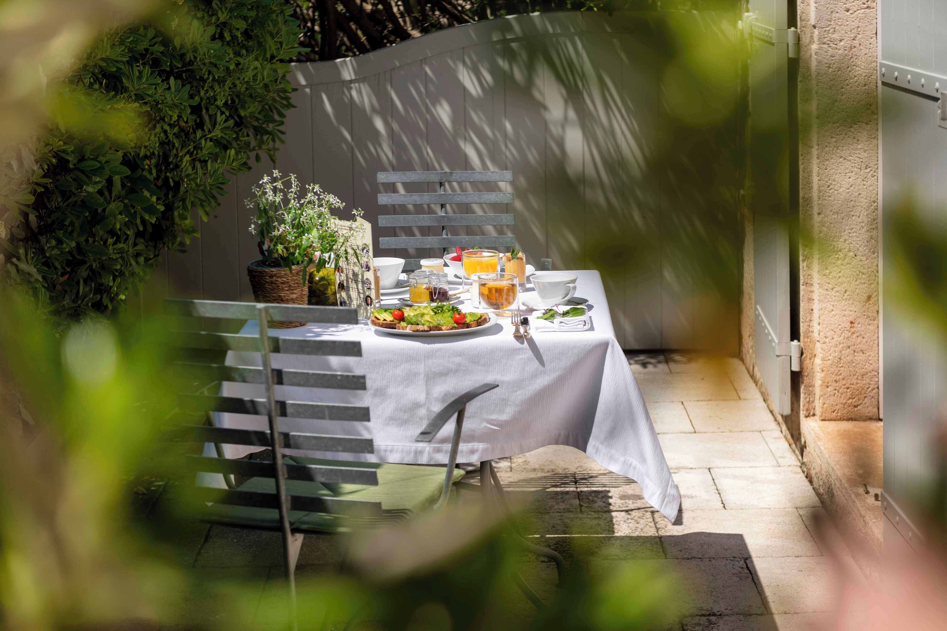 daily continental breakfast (eur 25 per person)