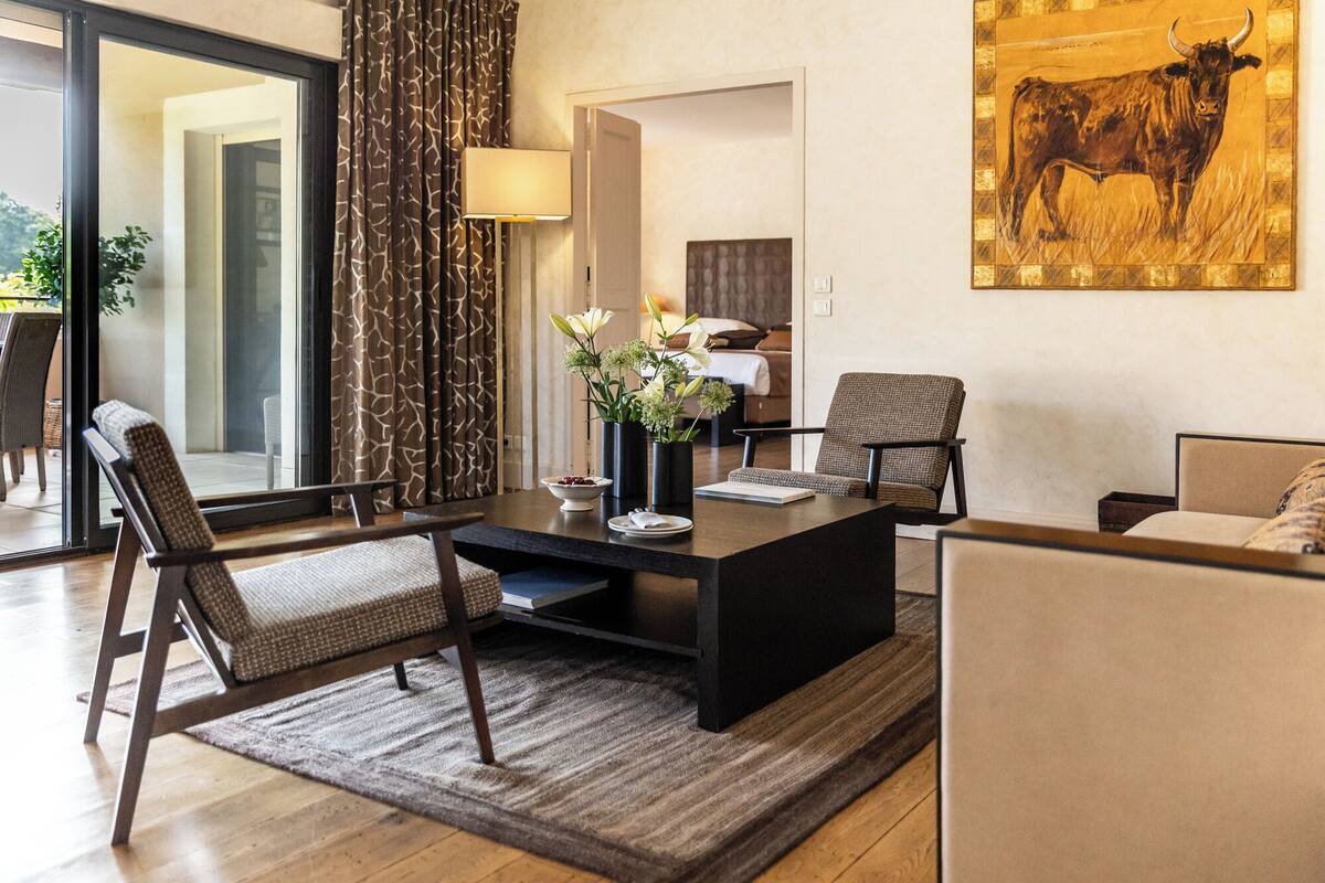 suite | minibar, in-room safe, individually decorated, desk