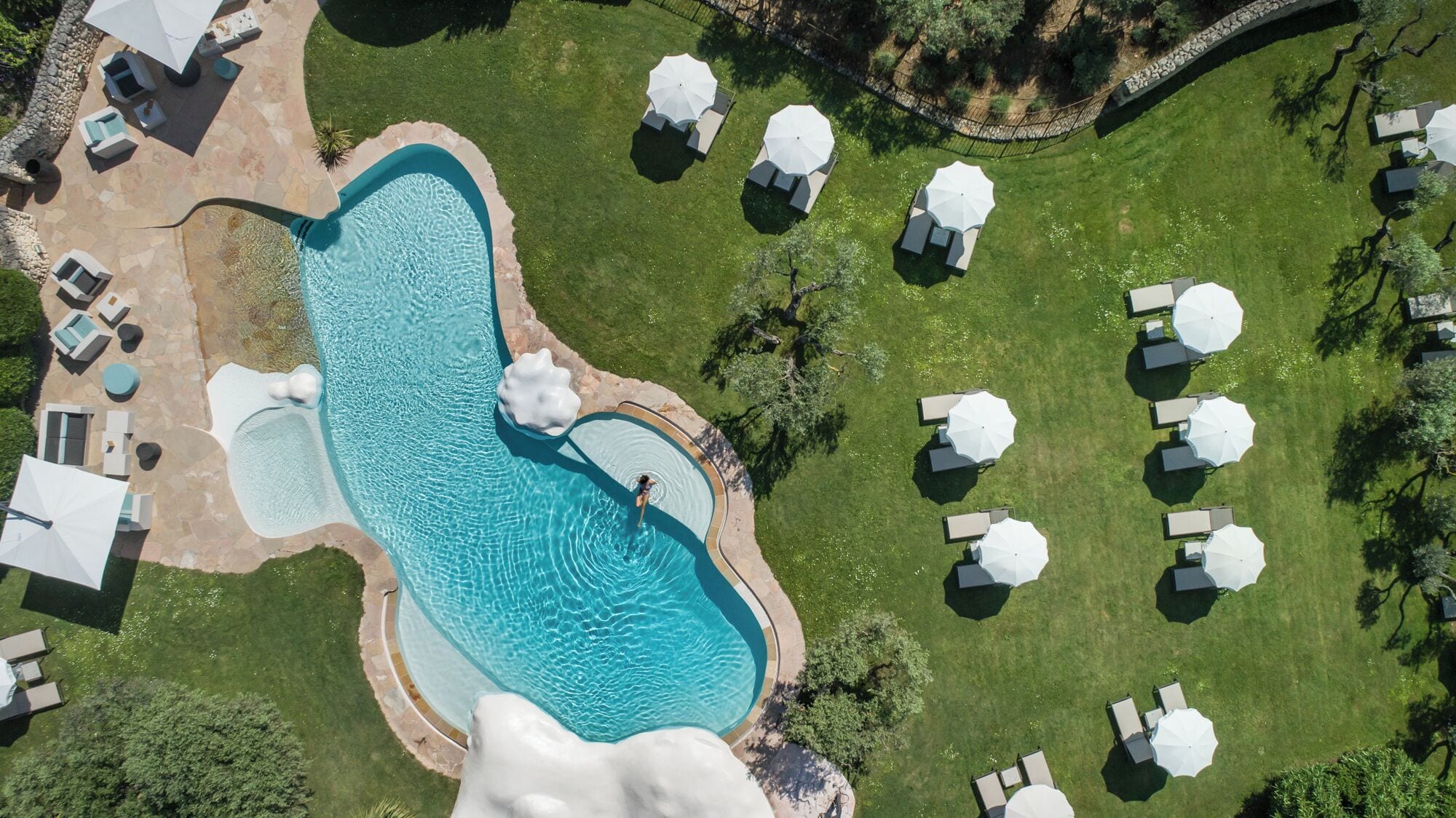 Piscina all'aperto, ombrelloni da piscina, lettini