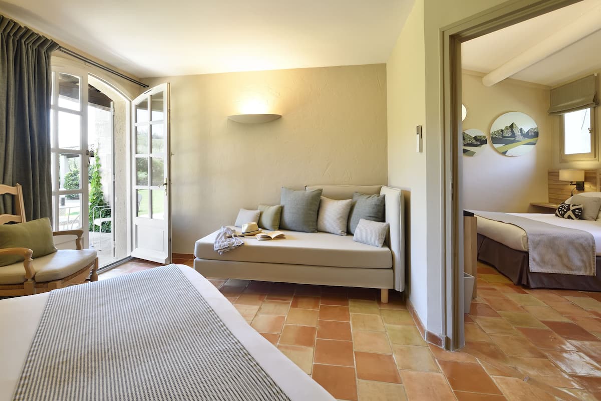 double room (privilege) | minibar, in-room safe, individually decorated, desk