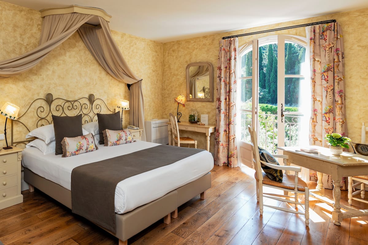 triple room (prestige) | minibar, in-room safe, individually decorated, desk