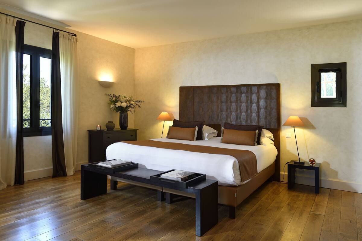 Minibar, in-room safe, individually decorated, desk