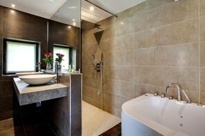 Suite | Bathroom | Free toiletries, hair dryer - Pavillon de Gouffern (Gouffern en Auge)