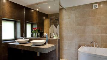 Suite | Bathroom | Free toiletries, hair dryer