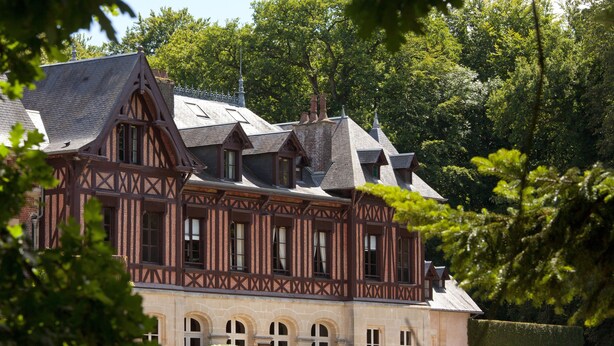 Ein großes, historisches Gebäude mit einer symmetrischen Fassade, zahlreichen Fenstern und einer markanten Dachlinie.