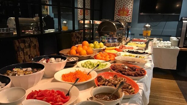 A buffet with various food items and condiments. - Hôtel Les Saisons (Casablanca)