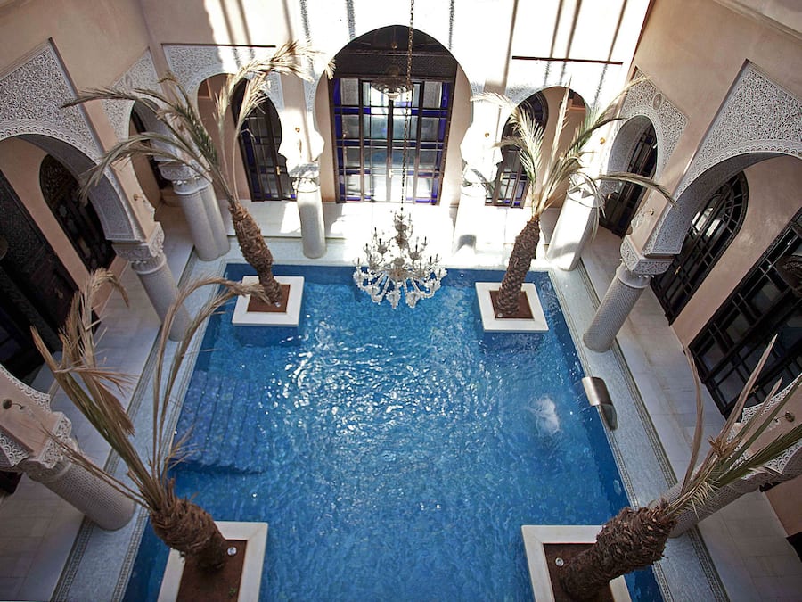 Una piscina techada, una piscina al aire libre