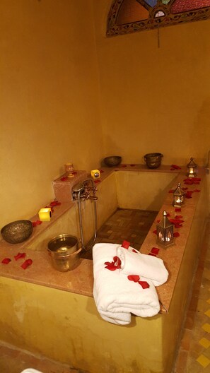 Double or Twin Room | Bathroom | Deep soaking tub, free toiletries, hair dryer, bidet - Palais Didi (Meknes)