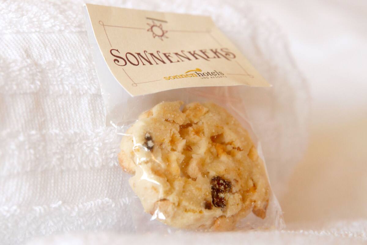 Un paquet de biscuits dont l’étiquette porte l’inscription « SONNENKEXS », le tout posé sur une surface blanche texturée.