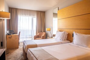 Chambre double ou avec lits jumeaux | Minibar contenant certains articles gratuits, coffre-fort, bureau