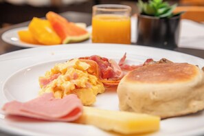 Desayuno buffet diario (EUR 14 por persona)