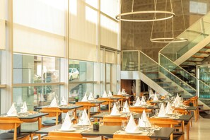 2 restaurants, servant le déjeuner et le dîner; cuisine internationale