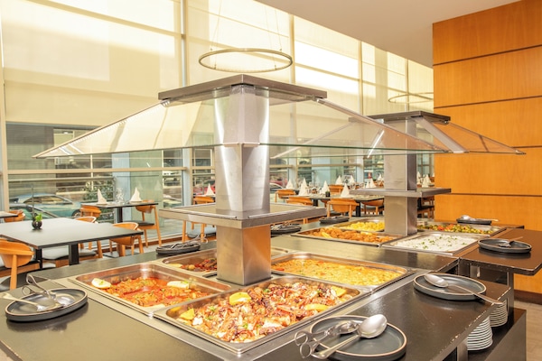 2 ristoranti, aperti a colazione e a pranzo, cucina internazionale