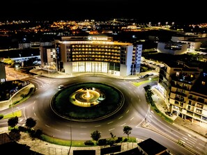 Fachada de la propiedad por la tarde o noche