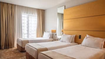 Double or Twin Room (2 adults + 1 child) | Item bar mini percuma, peti besi dalam bilik, meja