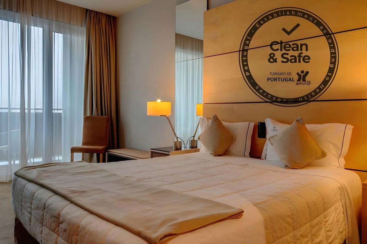 Minibar (mit einigen kostenlosen Artikeln), Zimmersafe, Schreibtisch