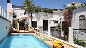 Outdoor pool, pool umbrellas, sun loungers