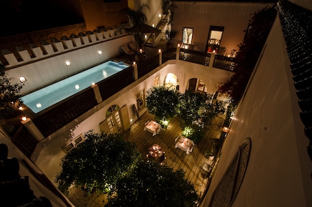 Outdoor pool, pool umbrellas, sun loungers