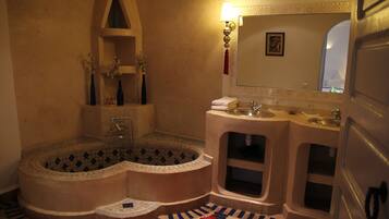 Phòng đôi hoặc 2 giường đơn Cao cấp | Phòng tắm | Đồ dùng nhà tắm được thiết kế riêng, máy sấy tóc, áo choàng tắm