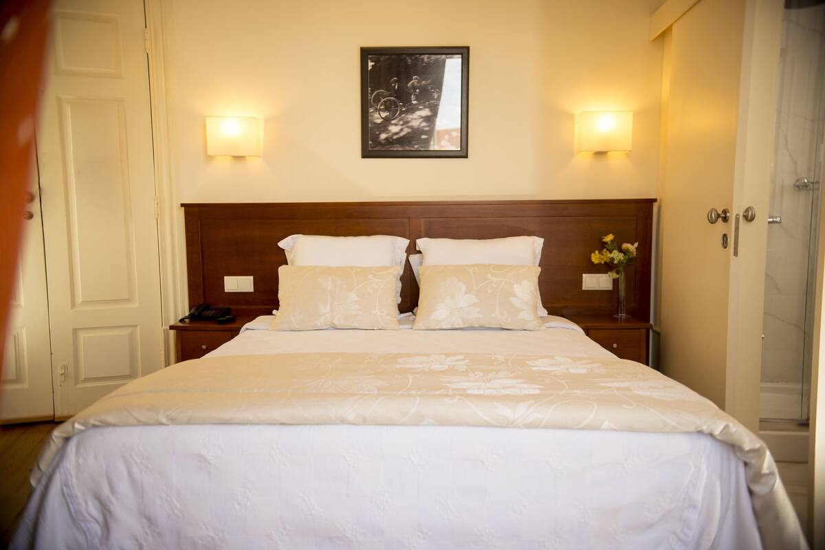 Hypo-allergenic bedding available, in-room safe, desk, soundproofing