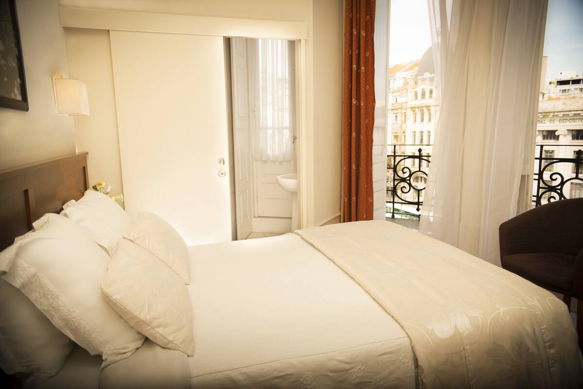 Hypo-allergenic bedding available, in-room safe, desk, soundproofing