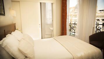 Hypo-allergenic bedding, in-room safe, individually decorated, desk