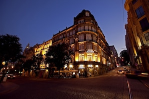 Front of property - evening/night - Hotel Aliados (Porto)