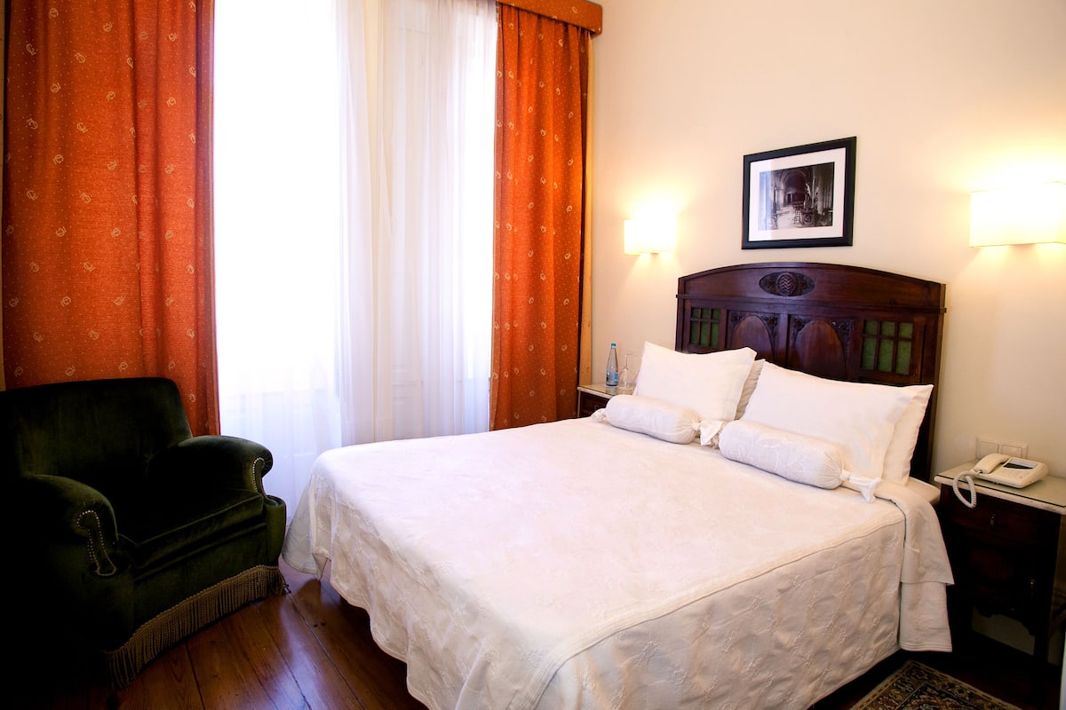 Hypo-allergenic bedding available, in-room safe, desk, soundproofing
