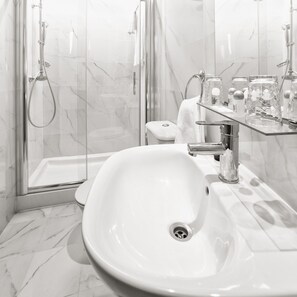 Ducha, artículos de tocador gratuitos, secador de pelo, toallas