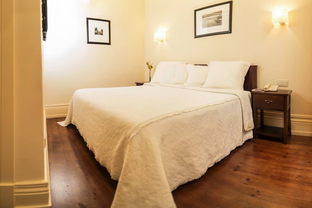 Hypo-allergenic bedding available, in-room safe, desk, soundproofing