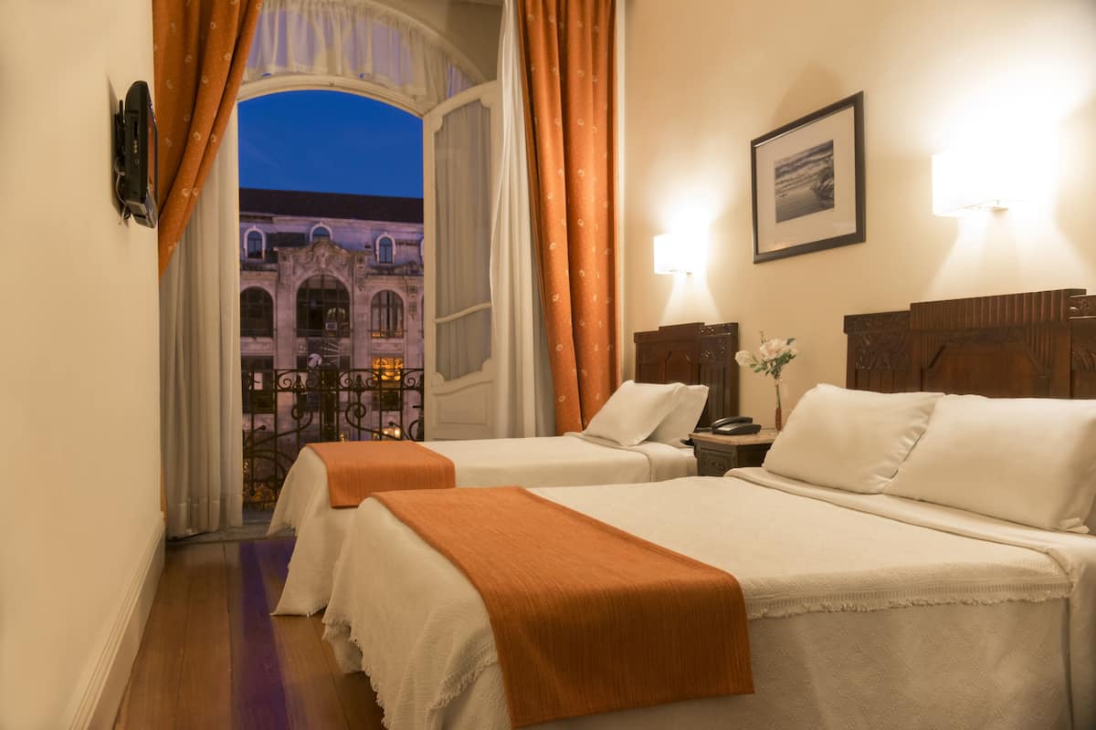 Hypo-allergenic bedding available, in-room safe, desk, soundproofing