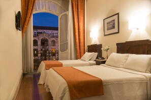 Hypo-allergenic bedding, in-room safe, individually decorated, desk - Hotel Aliados (Porto)