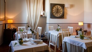 Petit déjeuner et dîner servis sur place