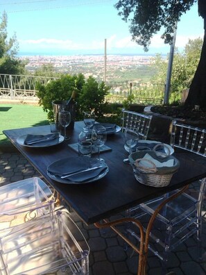 Aperto a colazione e cena, cucina italiana, con vista sul mare 