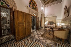 1 chambre, décor unique, ameublement unique, rideaux d’obscurcissement