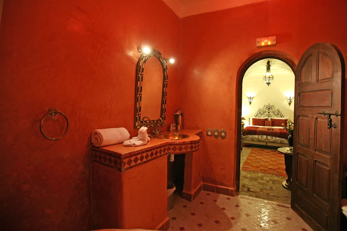 Combined shower/tub, hair dryer, towels