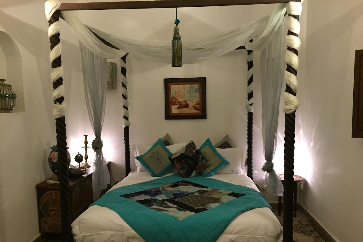 Suite | In-room safe, rollaway beds, free WiFi, bed sheets