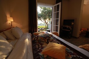 Caja de seguridad en la habitación y escritorio