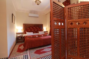 خزنة داخل الغرفة ومكتب