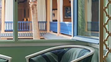 Suite (Clementine) | Wohnbereich | Fernseher