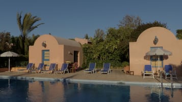 Piscine extérieure, parasols de plage, chaises longues