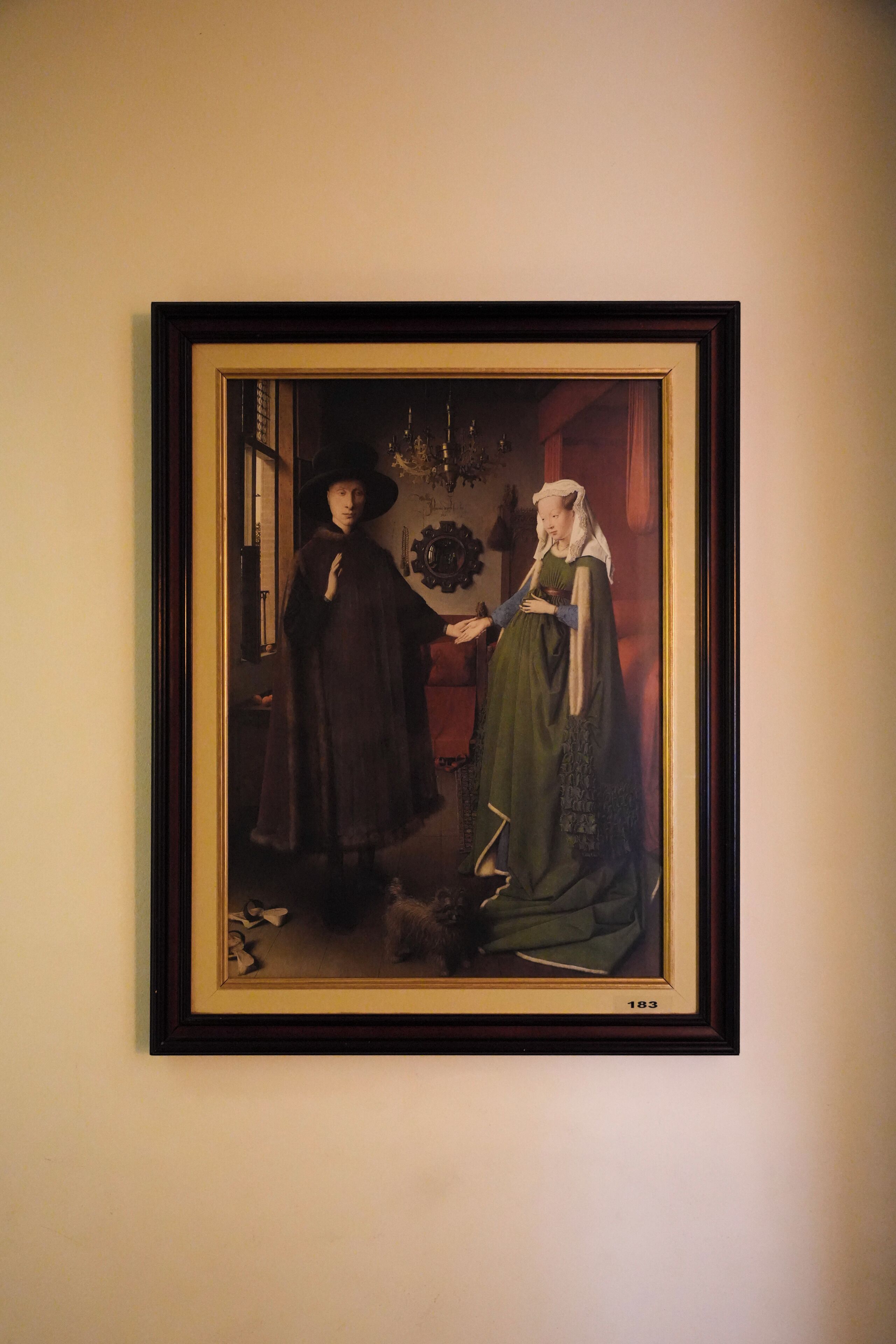 Un cuadro enmarco que muestra a dos figuras vestidas con atuendo histórico.