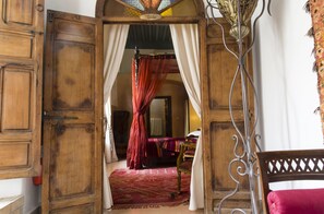 Chambre, vue cour intérieure (Talilit)