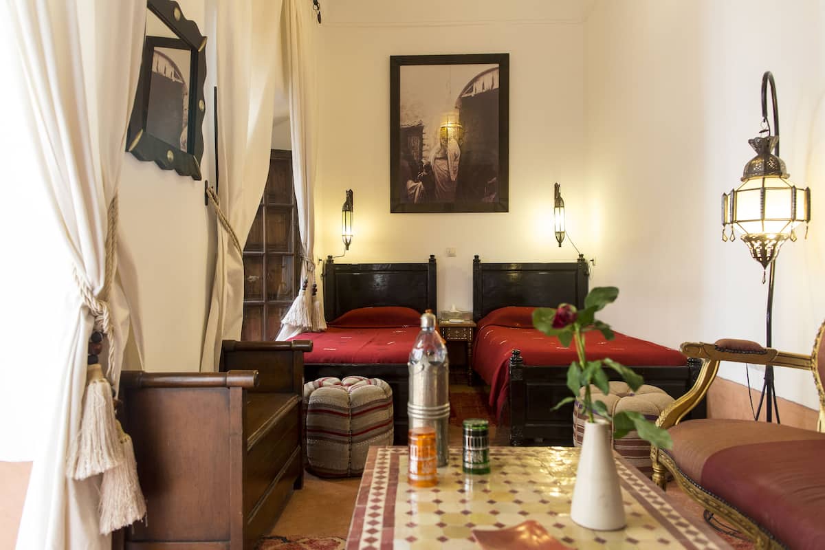 Habitación, accesible para personas con discapacidad, no fumadores (Dades) | Cortinas opacas y ropa de cama